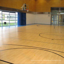 El deporte profesional utilizó el suelo de madera de la yarda de baloncesto interior del roble